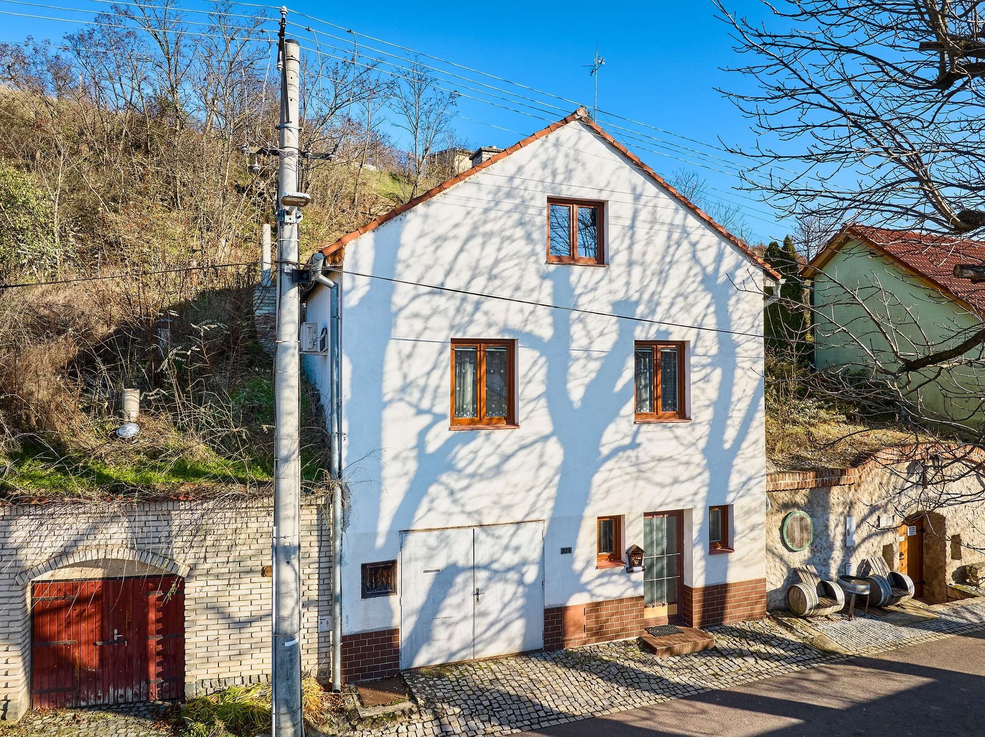 prodej-domu-s-bytem-2-1-a-vinnym-sklepem-dobsice-dum-ulice-1-30c15c