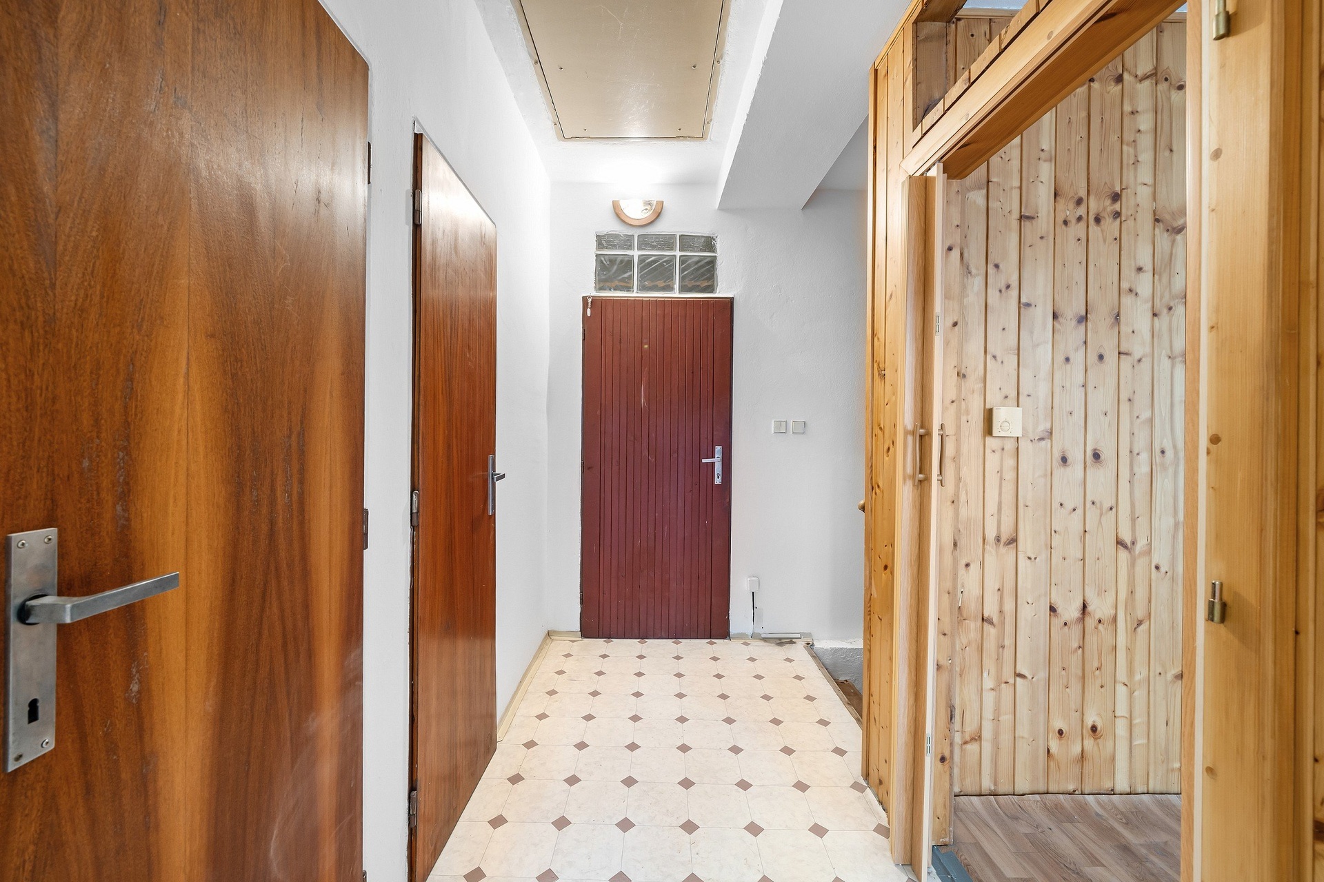 prodej-domu-s-bytem-2-1-a-vinnym-sklepem-dobsice-dvere-do-koupelny-a-wc-93f40d