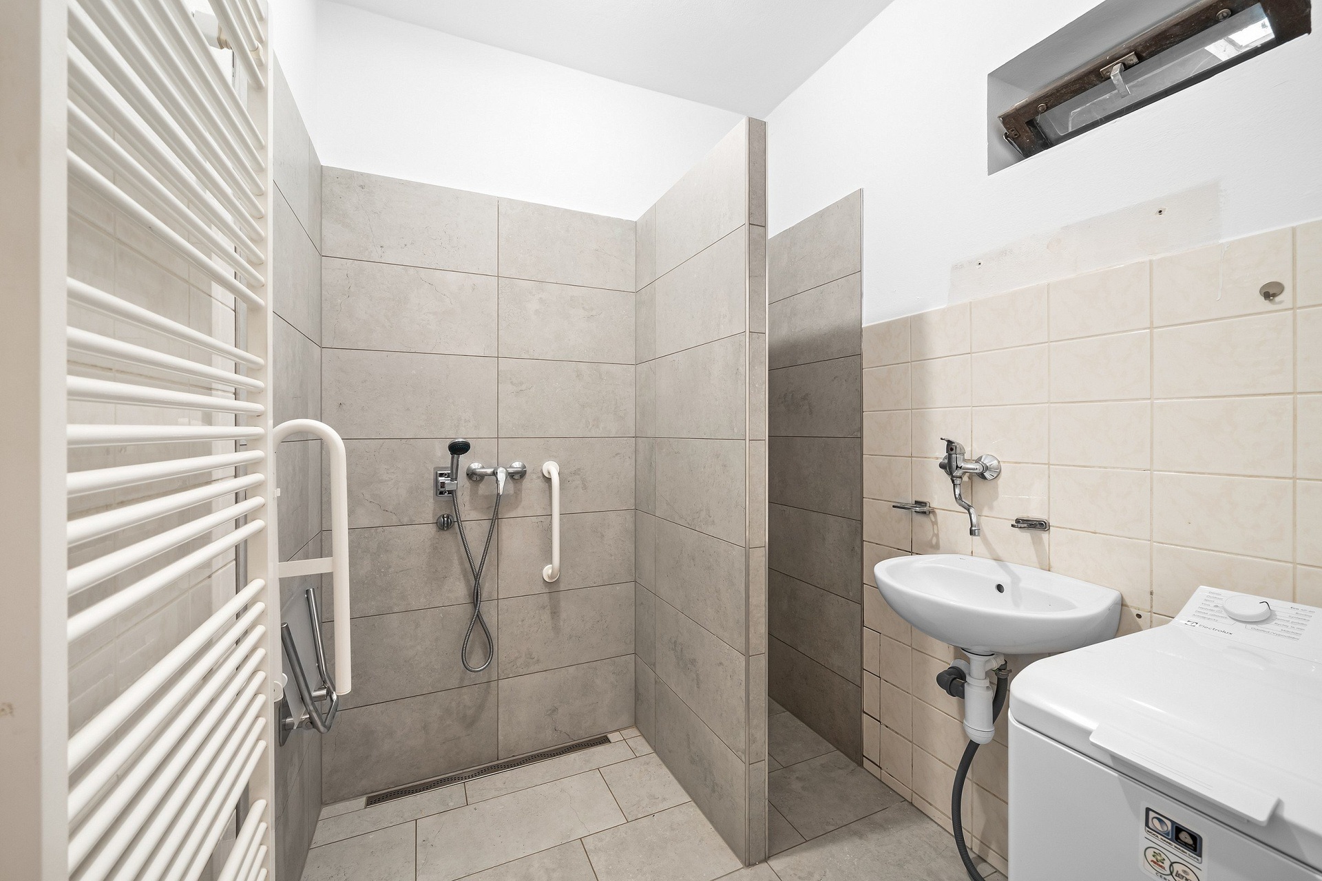 prodej-domu-s-bytem-2-1-a-vinnym-sklepem-dobsice-koupelna-963b69