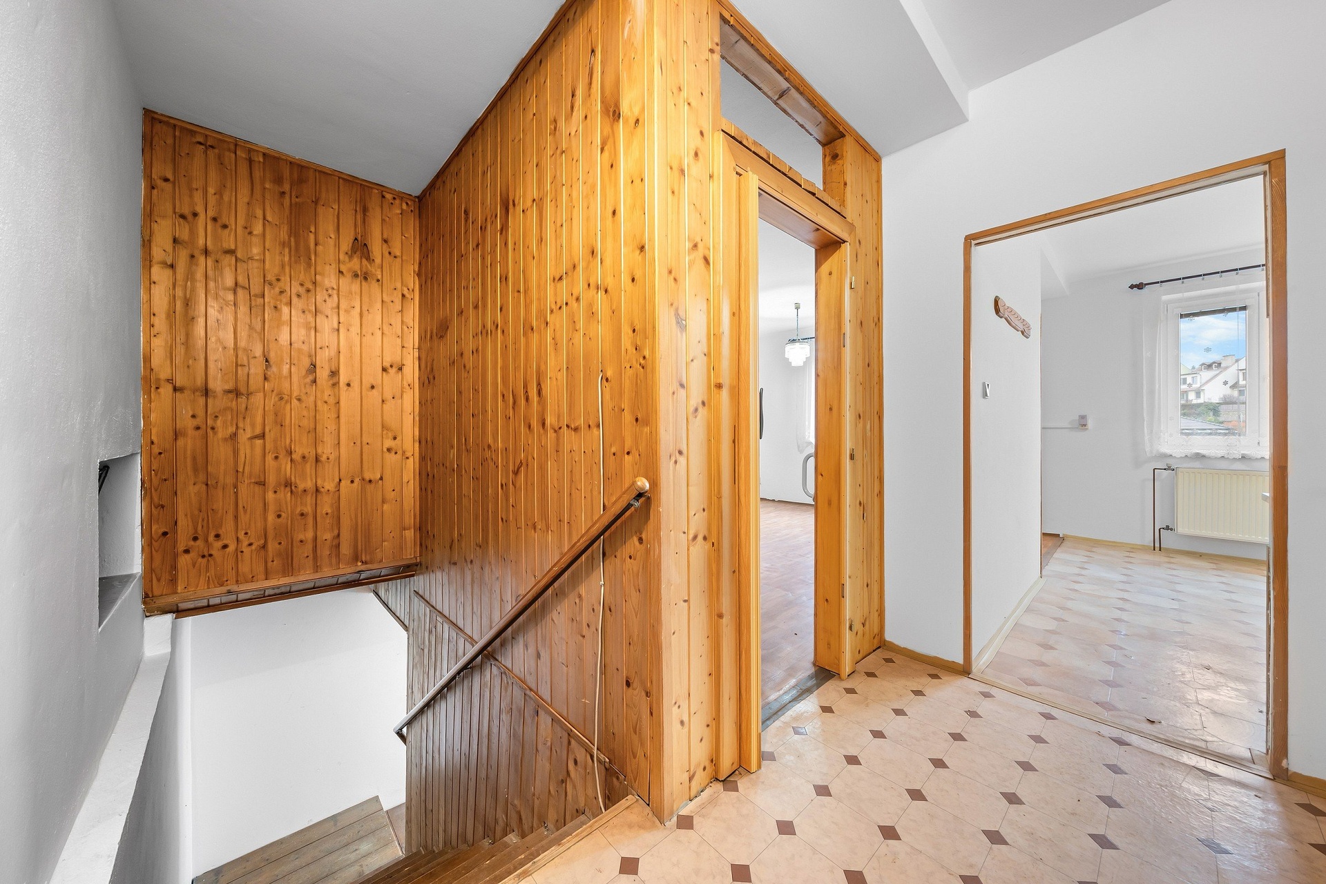 prodej-domu-s-bytem-2-1-a-vinnym-sklepem-dobsice-patro-predsin-a-schodiste-1bc1c8